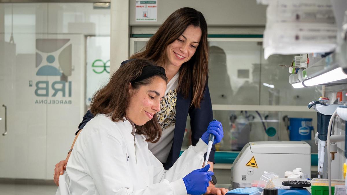 Investigadoras del IRB Barcelona en el laboratorio.