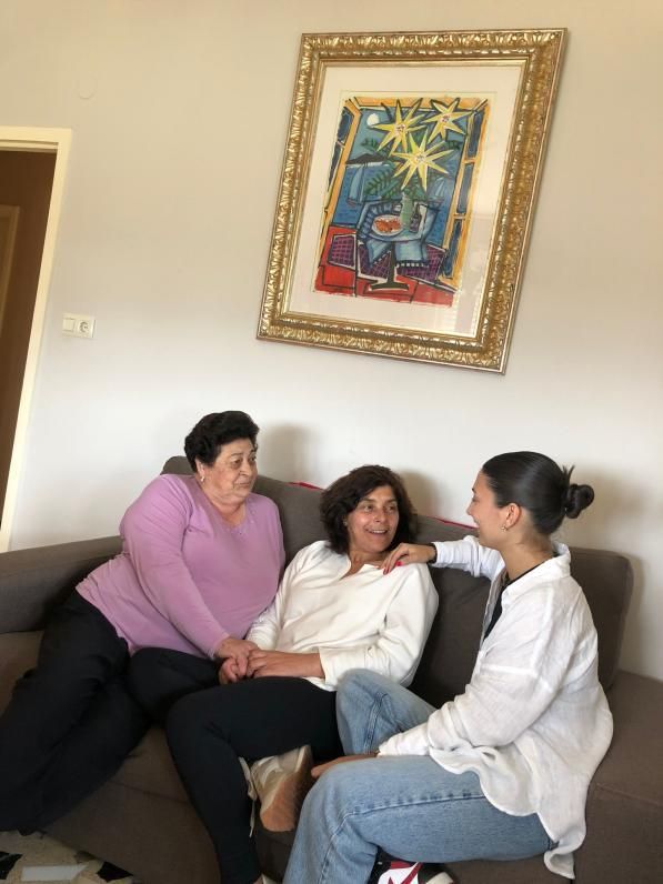 La candidata del PP de Bueu, Elena Estévez, ayer en su casa junto a su madre y sobrina. | FDV