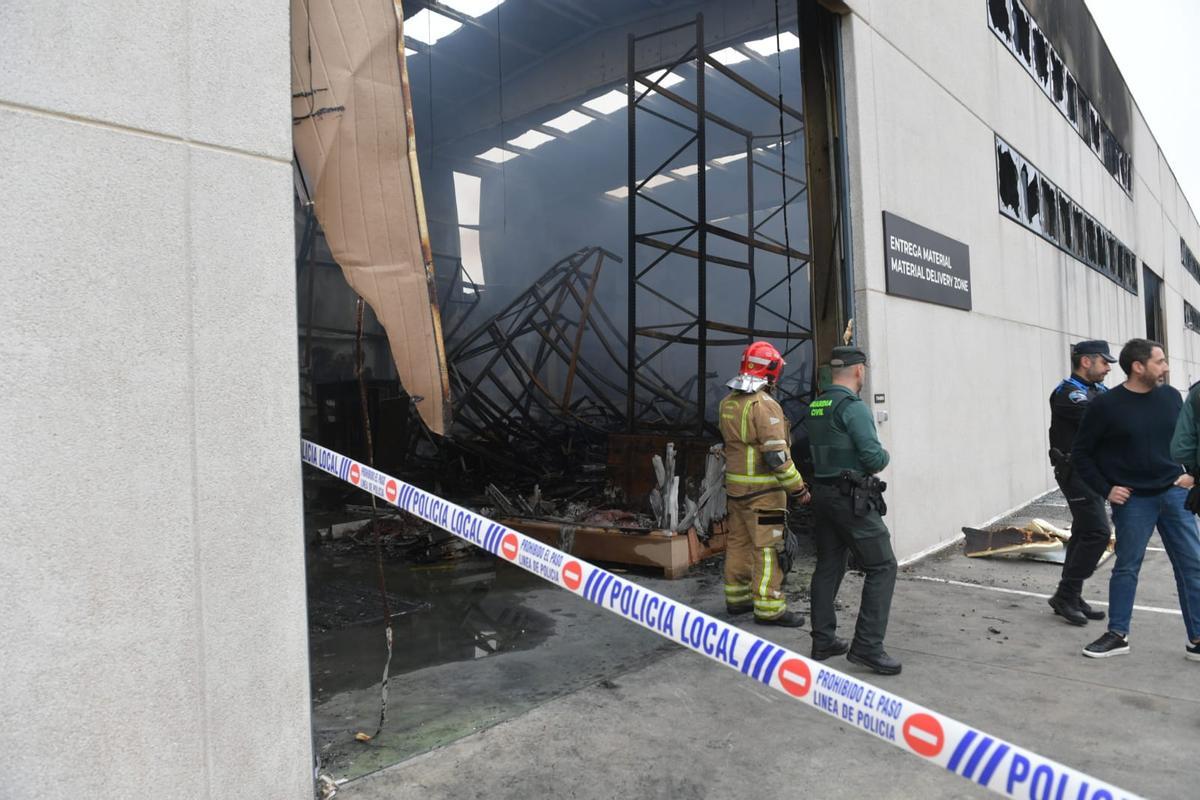 Un incendio destroza la nave de Trison en el polígono de Espíritu Santo
