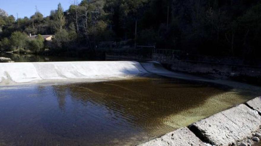 El río Nalón a su paso por El Cañal, con el nuevo azud que permite la captación de agua a La Coruxera ya terminado.