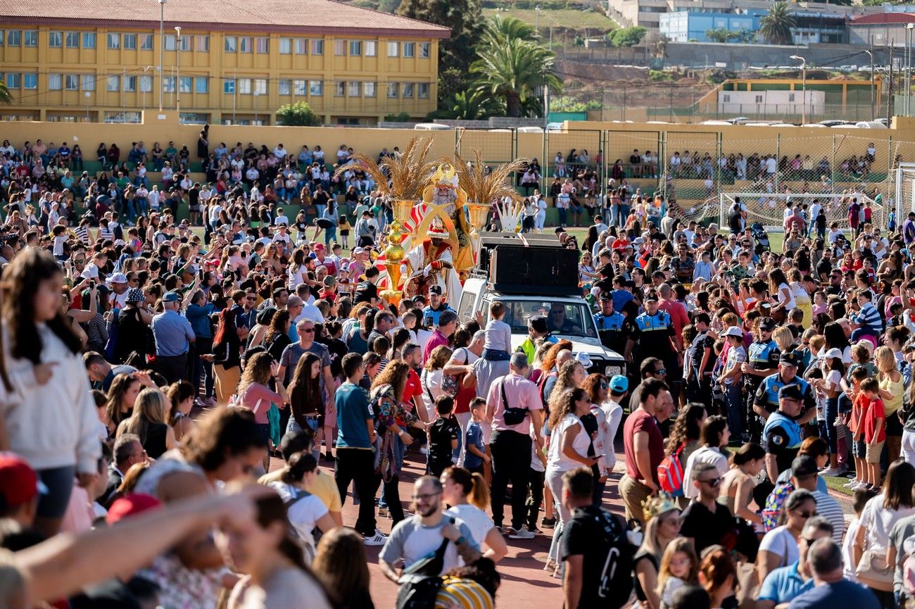 Miles de personas llenan de ilusión el Estadio de Barrial en la llegada de los Reyes Magos