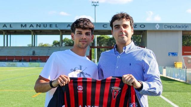Adrián Núñez posa junto al presidente Guillermo Fernández.  |