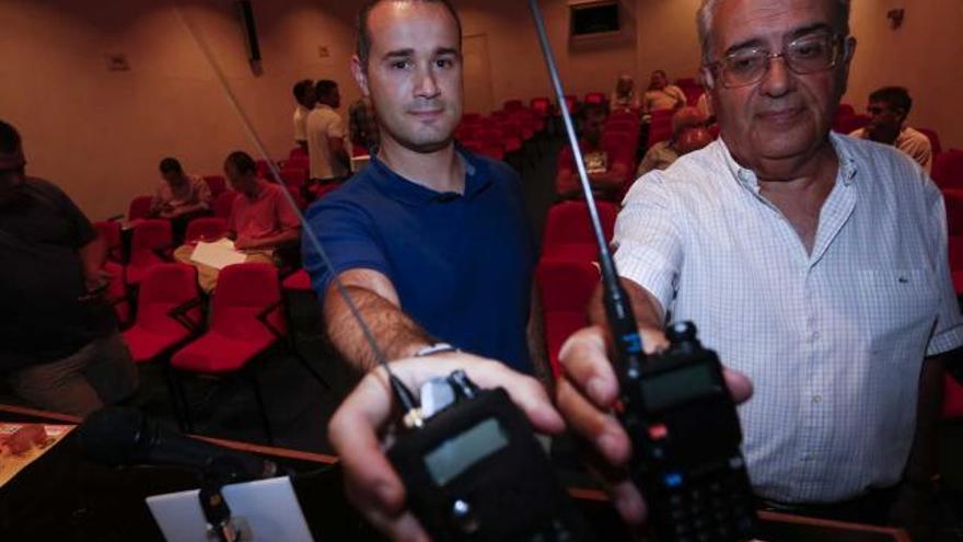 Dos radioaficionados, ayer de tarde, en la Casa de Cultura.