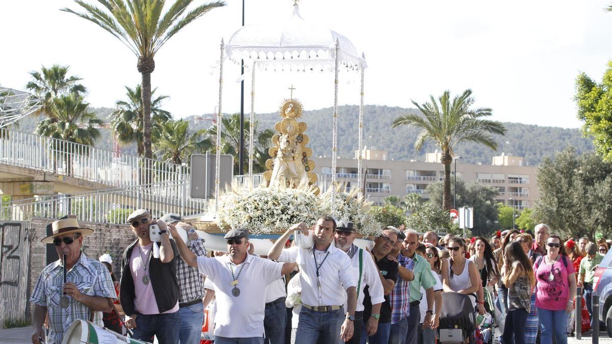 Salida de la procesión del Rocío, en una edición anterior