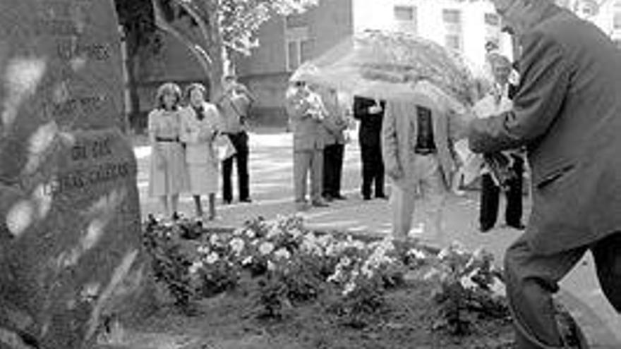 Ofrenda floral en el monolito a los Irmáns Valladares. / bernabé / luismy