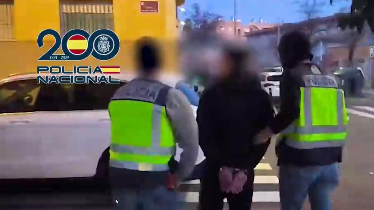 Agentes de la Policía Nacional llevan detenido a uno de los integrantes de la banda dedicada a volar cajeros automáticos desarticulada en Córdoba.
