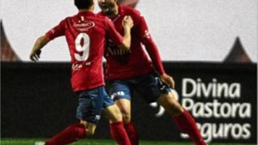 Carlos celebra el 0-1 que avançava l&#039;Olot als 14 minuts de joc ahir al camp del València Mestalla.