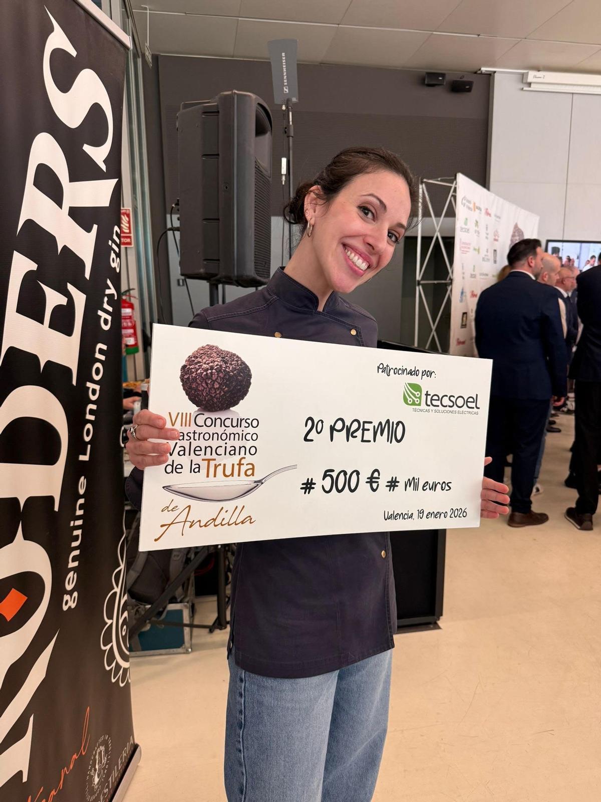 La chef de Vinatea, Ángela Milián, con el diploma acreditativo del segundo premio.