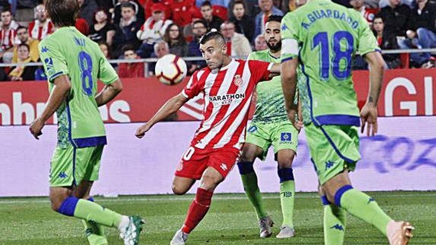 Borja Garcia en una acció del partit d&#039;ahir al Benito Villamarín