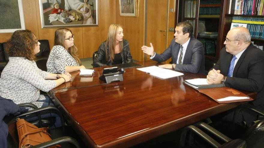 Uno de los momentos de la reunión entre el delegado de la Junta y la Asociación Autismo Zamora.