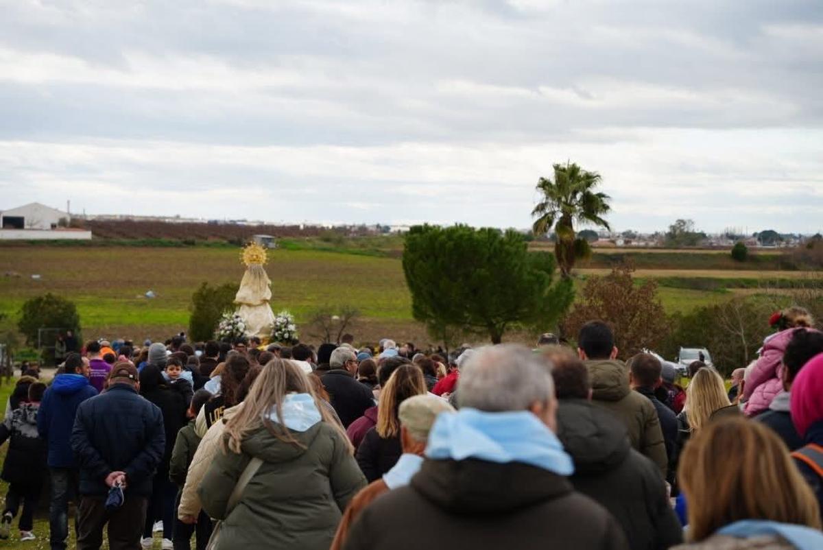 Cientos de villanovenses acompañan a la Virgen de la Aurora desde su ermita.