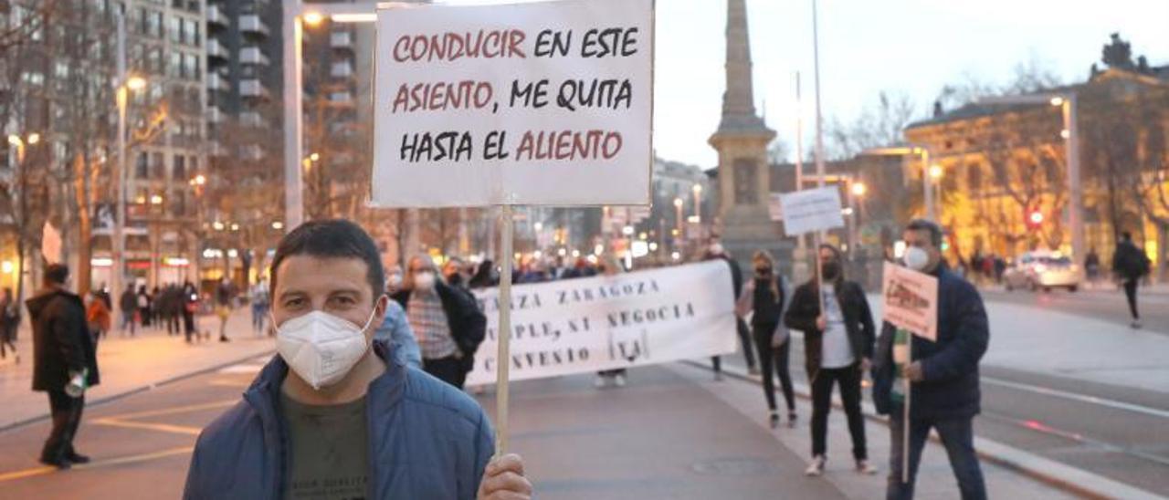 Manifestación conjunta de los trabajadores del bus y el tranvía en febrero de 2021.  | ÁNGEL DE CASTRO