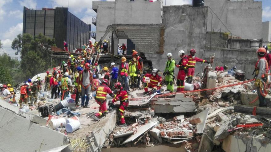 Efectivos de la UME trabajando sobre el edificio de la calle Álvaro Obregón (México).