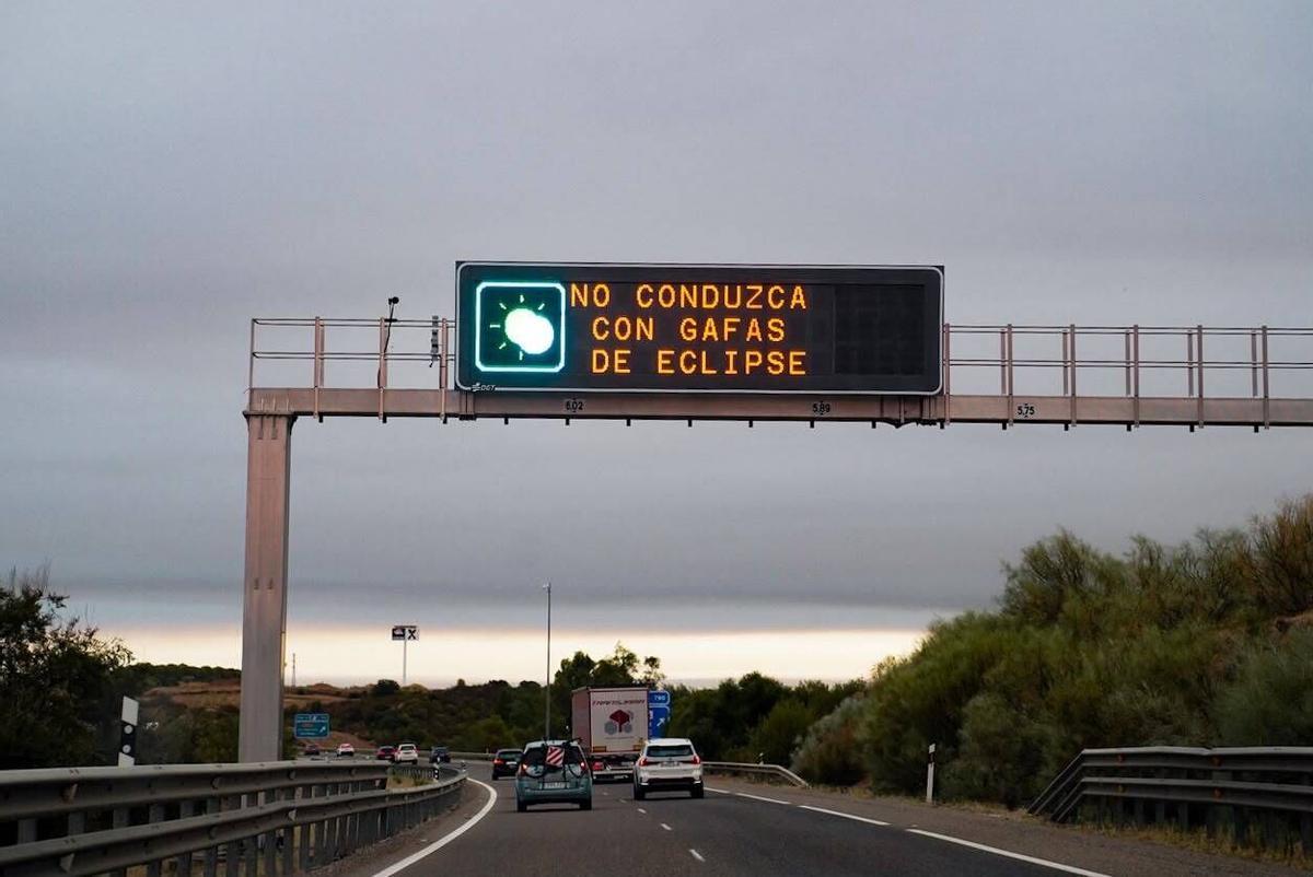 Panel informativo en autovía de Sevilla advierte a los conductores: «NO CONDUZCA CON GAFAS DE ECLIPSE»