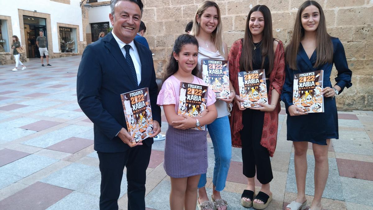 El alcalde junto a la reina infantil y las tres reinas mayores