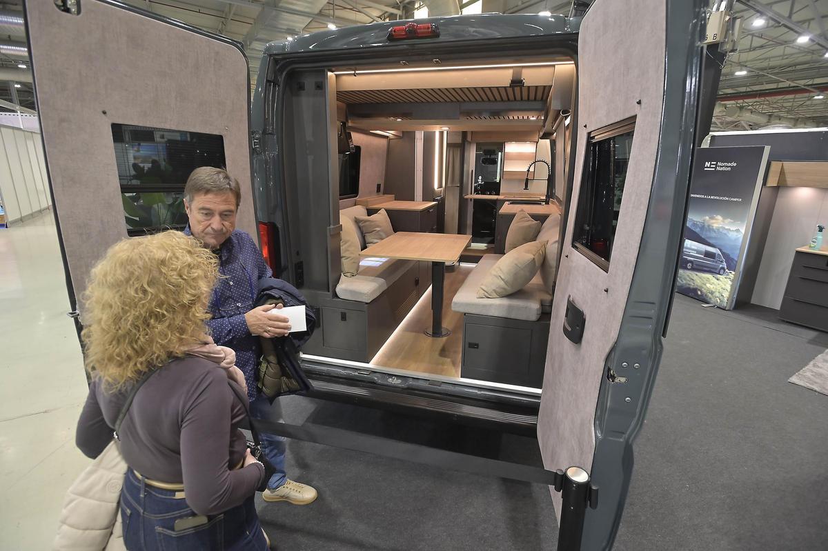Dos personas miran uno de los modelos de camper.