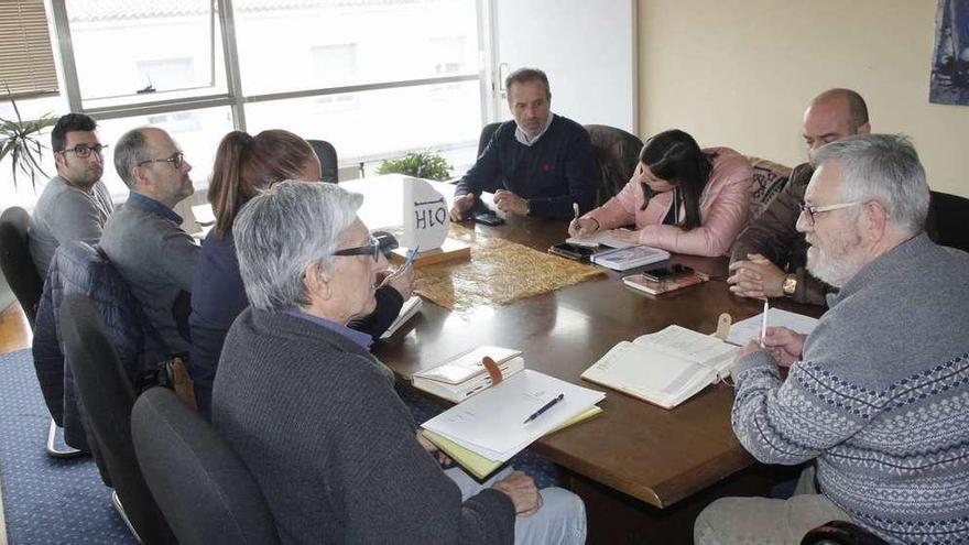 Alcaldes de O Morrazo y miembros de los gobiernos de coalición de Cangas y Moaña, en la reunión de ayer la Mancomunidade. // Santos Á.