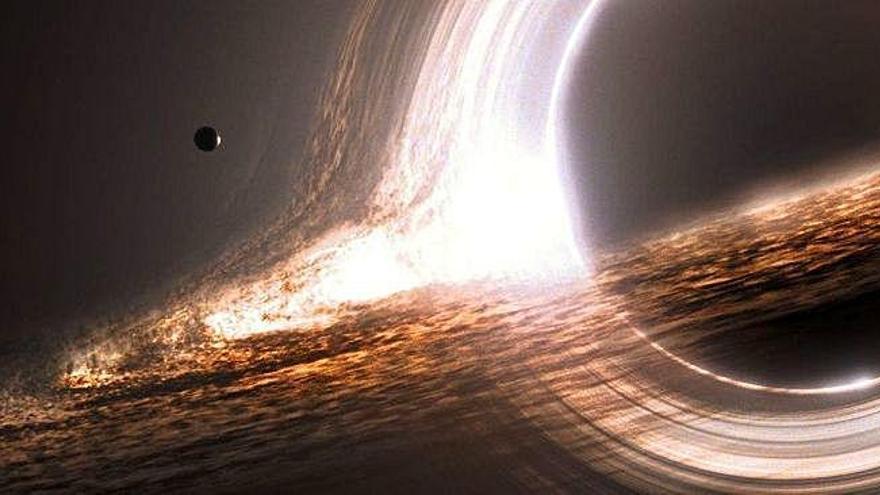 Hasta ahora, una de las simulaciones más precisas de cómo podría ser un agujero negro la vimos en la película &#039;Interstellar&#039; (en la imagen), que contó con el asesoramiento del físico teórico Kip Thorne, premio Princesa de Investigación Científica y Técnica y premio Nobel por su participación en el equipo que detectó las ondas gravitacionales.