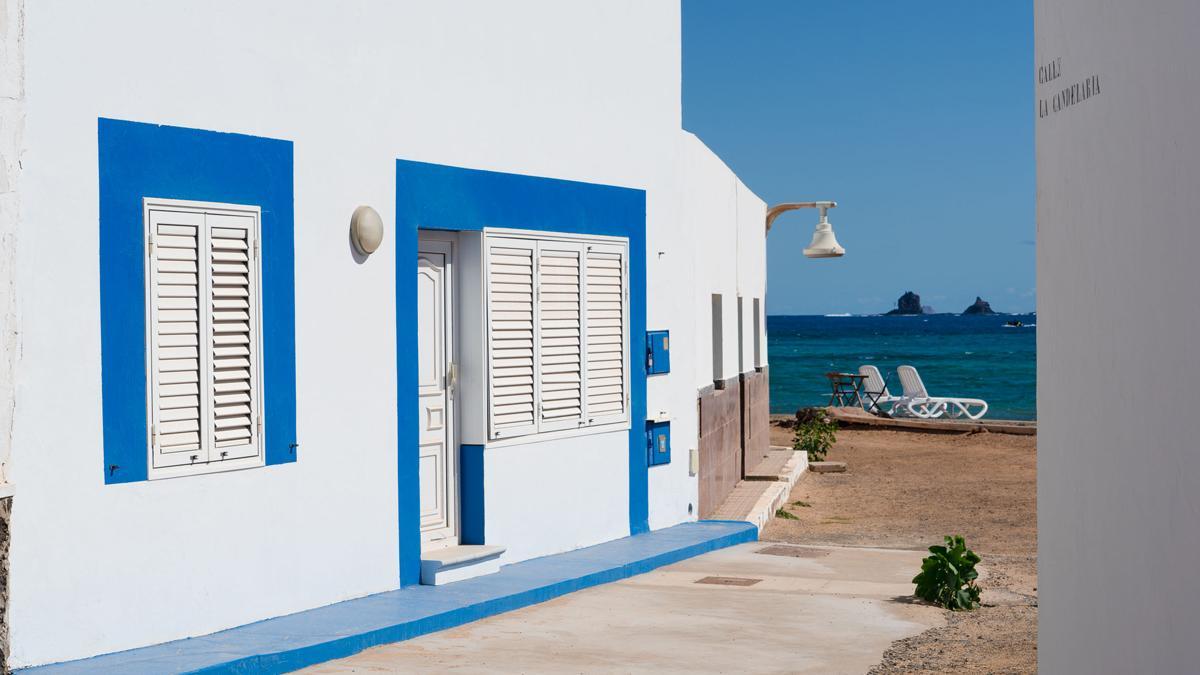 Una de las casitas blancas frente al mar en La Graciosa