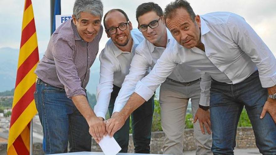 Francesc Homs, David Font, Marc Calmet i Miquel Calçada en una imatge del final de l&#039;acte d&#039;ahir, a Gironella