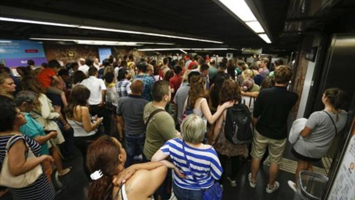 La estación de la Barceloneta de la L-4 llena de viajeros.