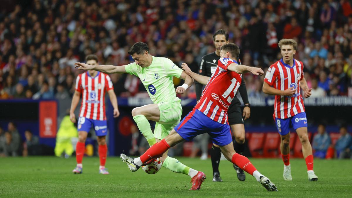 Atl谷tico de Madrid - FC Barcelona : La entrada de Lenglet a Lamine