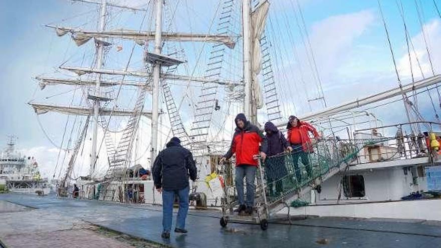 El &quot;Roald Amundsen&quot; (en primer término), donde atracó para dejar espacio al &quot;Queen Victoria&quot;. // M.G. Brea