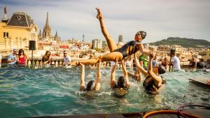 Natación sincronizada en el Hotel Ohla Barcelona.