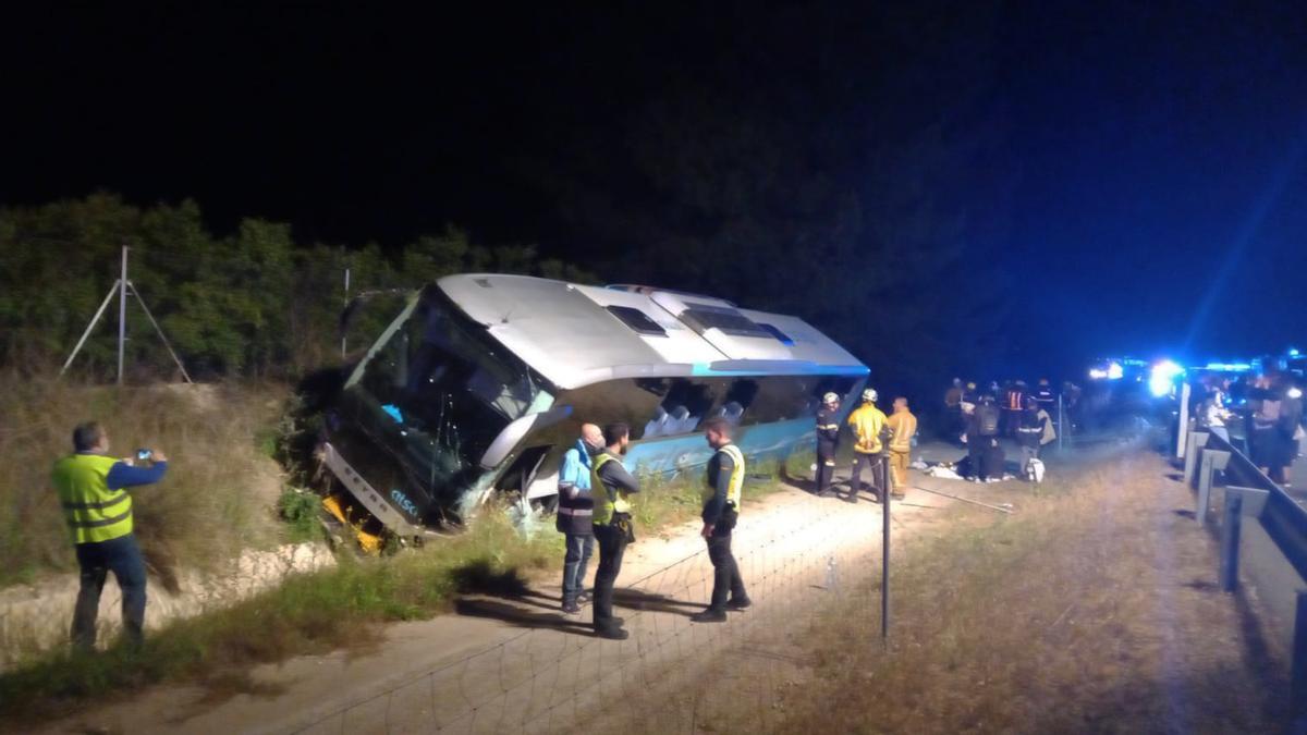 Estado en el que quedo el autobús al salirse de la vía y quedar encajado sobre un talud