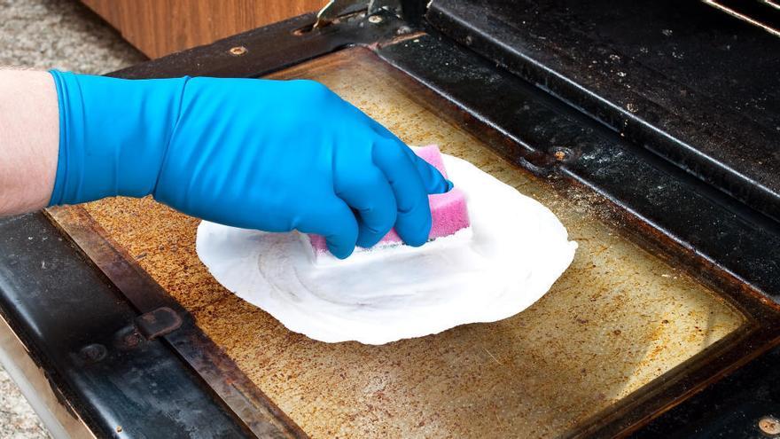 El método casero de moda para limpiar el horno en cinco minutos