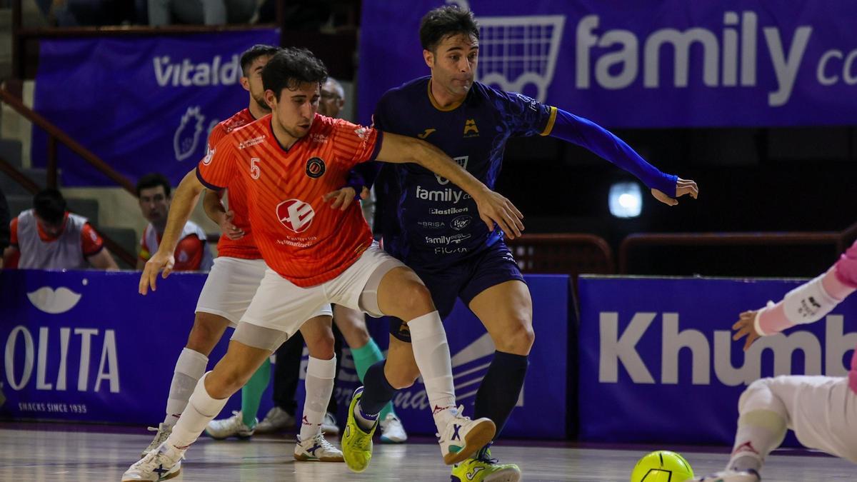 Pablo Ibarra pugna por el balón con Fran Tabuenca.