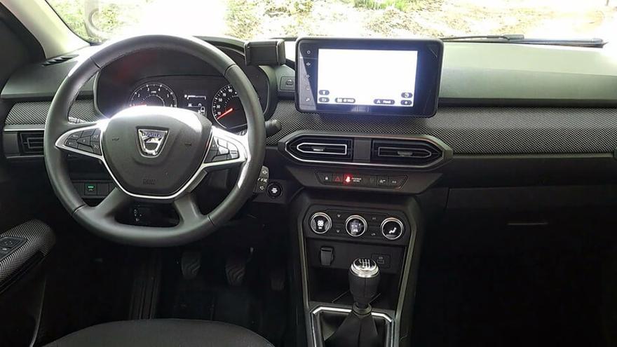 Un espacio interior que Dacia aprovecha para introducir cinco plazas más en una configuración 3+2.