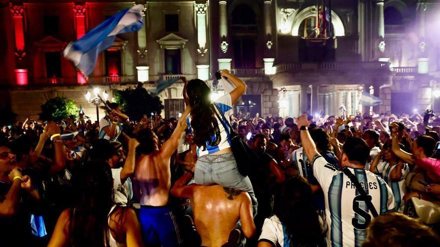 Decenas de argentinos celebran el triunfo de su selección en la Plaza del Ayuntamiento de València