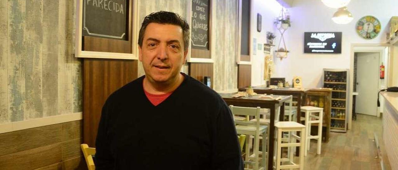 Marcelo Fernández Moreira, ayer en su local de hostelería en Moaña. // Gonzalo Núñez