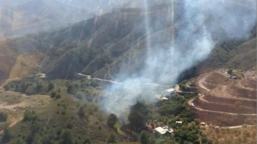 Un incendio afecta al paraje de la Sierra de Mota en Alhaurín el Grande