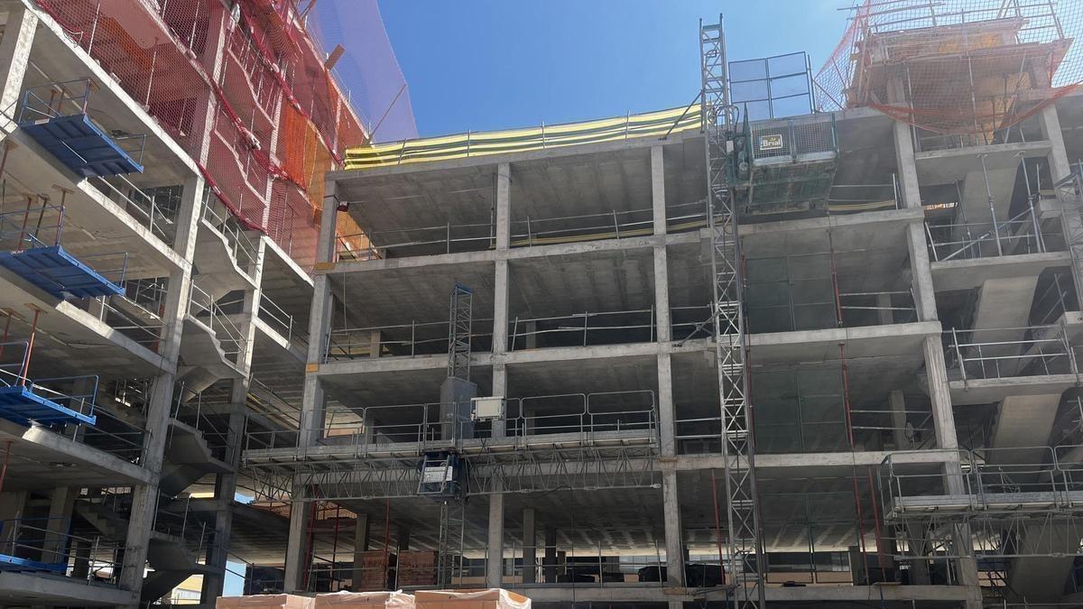 Donar la vivienda a los hijos sin pagar IRPF: el beneficio fiscal para mayores de 65 años