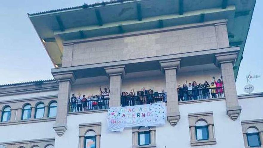 Los niños del centro aplauden a los bomberos y el Materno.