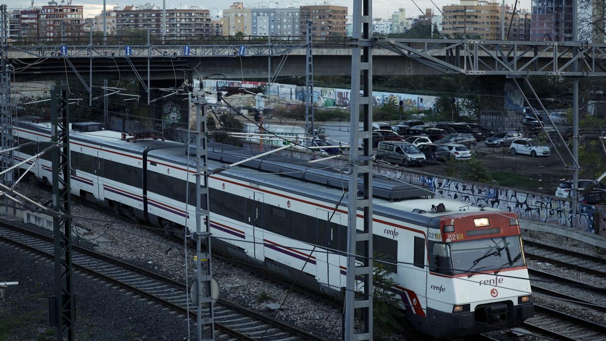 Un tren de Cercanías saliendo de València, en imagen de archivo.