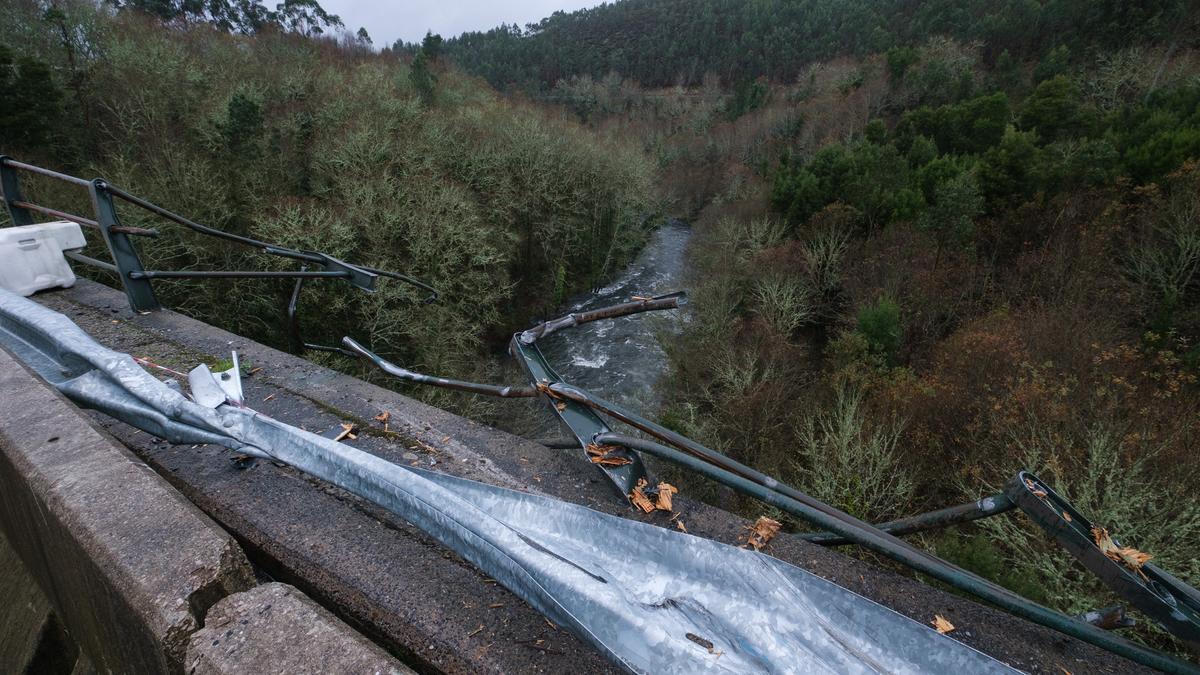 Ein Gitter auf einer Brücke ist zerstört, nachdem ein Bus an dieser Stelle abgestürzt war. Bei einem Busunfall kamen in Galicien im Nordwesten des Landes mindestens vier Menschen ums Leben.