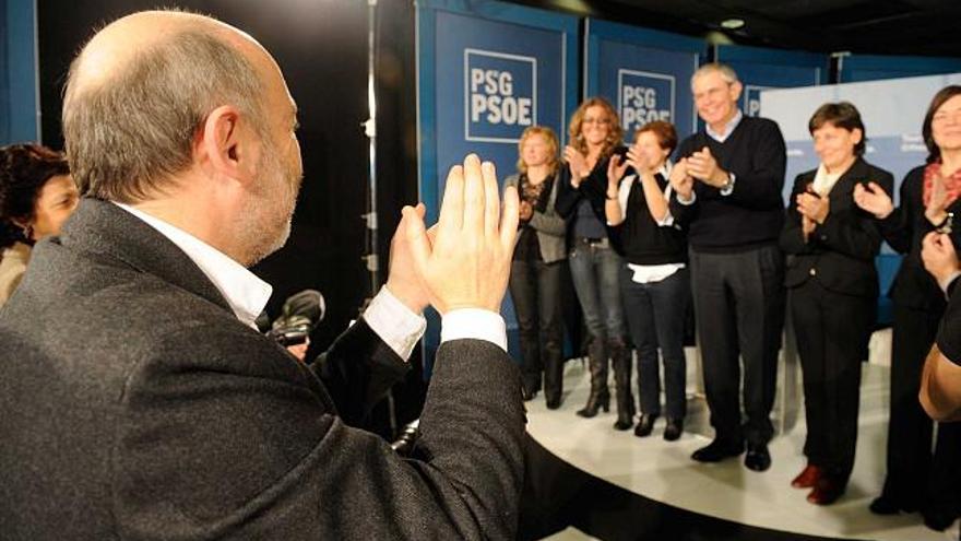 Losada aplaude al candidato Touriño, con Mar Barcón, cabeza de lista por A Coruña, a su derecha. / v. echave