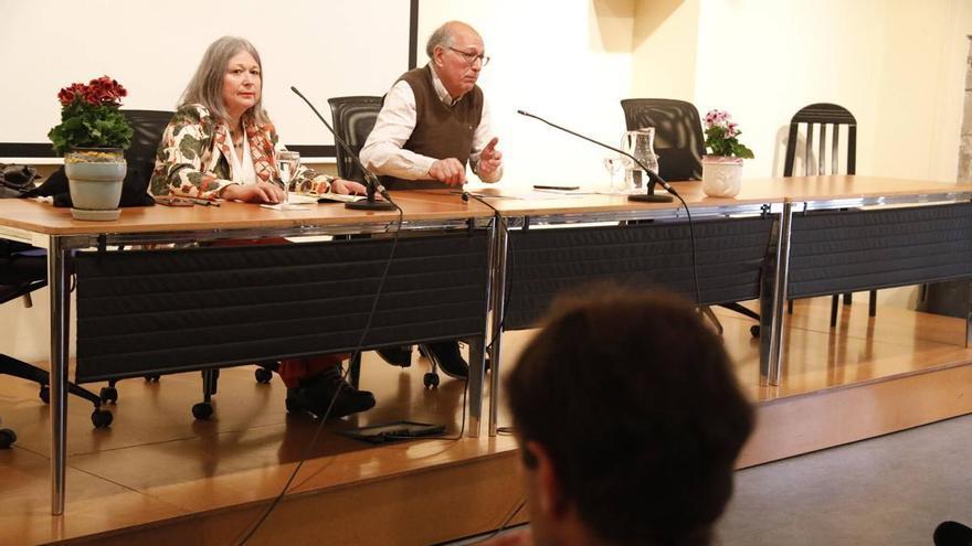 La docente jubilada Mercedes Ruisánchez comparte su experiencia personal en su primer poemario "Camín de casa"