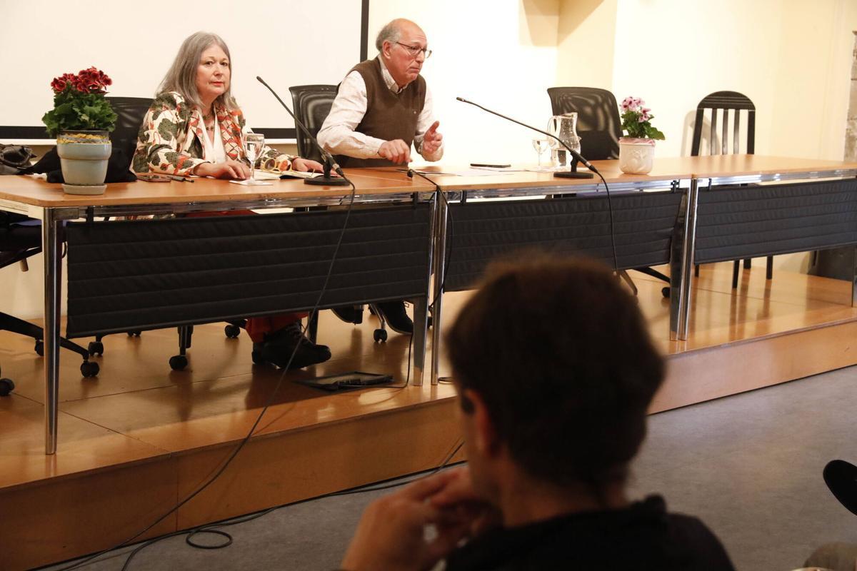 Mercedes Ruisánchez durante la presentación del libro junto a Xosé Ramón Iglesias, en Valdecarzana.