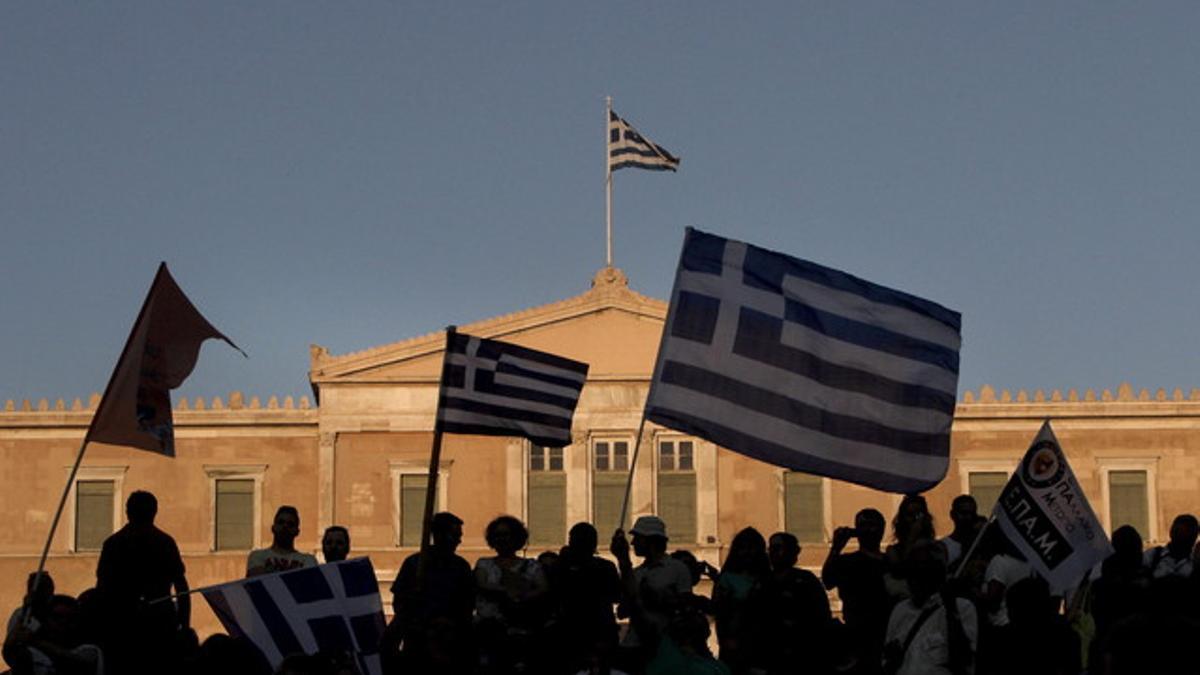 Partidarios del 'Oxi' ('no') agitando sus banderas, este domingo, delante del Parlamento griego.