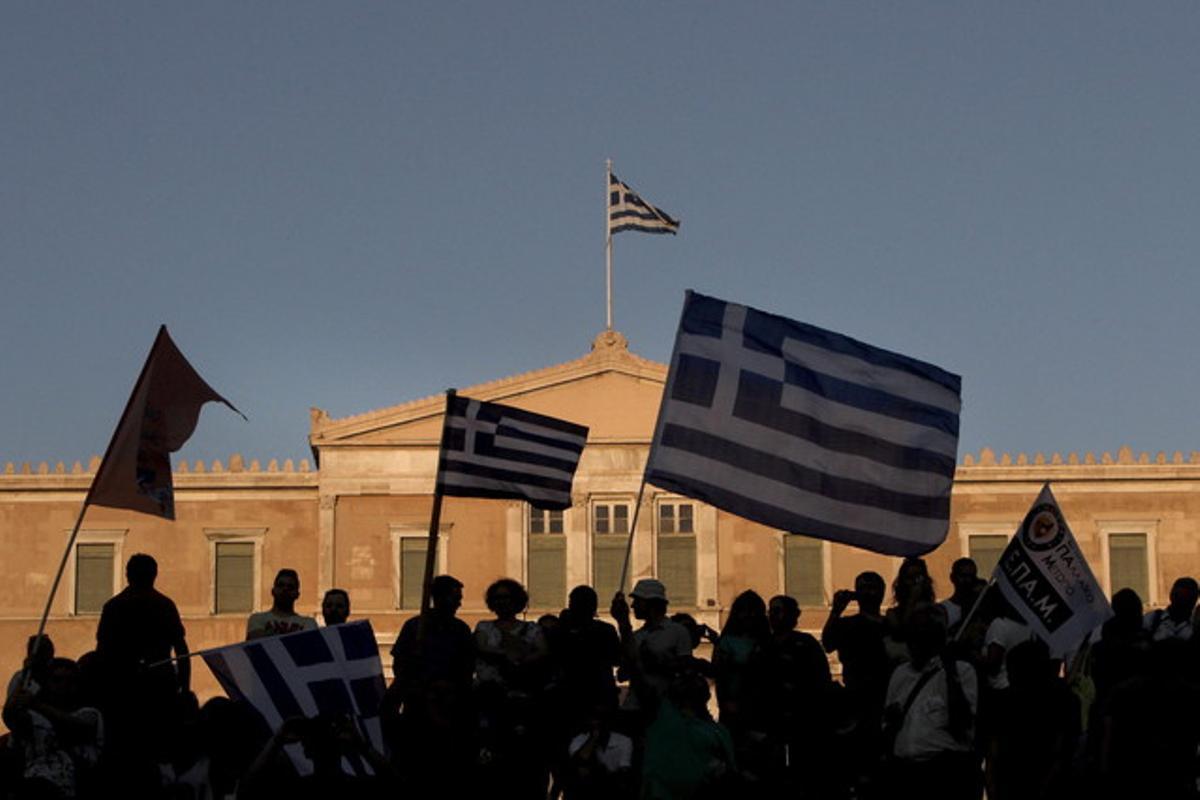 Partidaris de l’’Oxi’ (’no’) onejant les seves banderes, aquest diumenge, davant del Parlament grec. Partidaris de l’’Oxi’ (’no’) onejant les seves banderes, aquest diumenge, davant del Parlament grec.