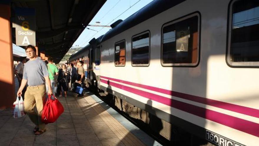 Pasajeros saliendo del tren procedente de Bilbao a su llegada a la estación de Vigo.