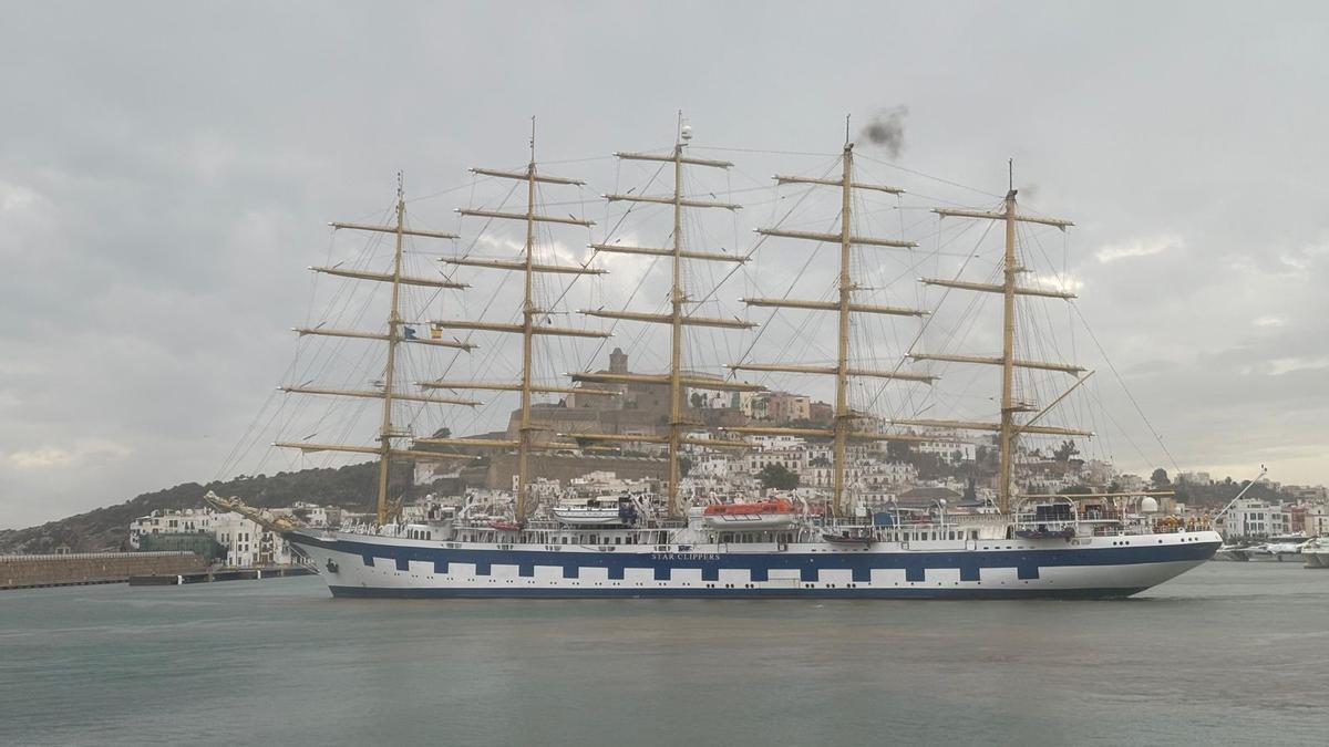 Salida del velero del puerto de Ibiza en plena tormenta.