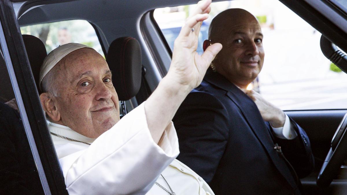 El Papa sale del hospital tras ser operado con éxito de una hernia
