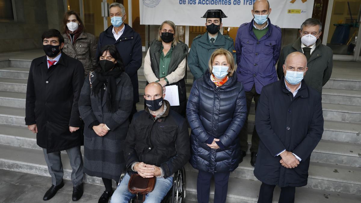 Minuto de silencio en recuerdo de las víctimas en accidentes de tráfico, esta mañana ante la sede de la Delegación del Gobierno