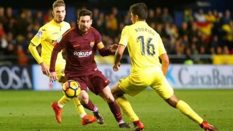 Messi se marcha de Rodri en una acción del partido jugado ayer en La Cerámica.