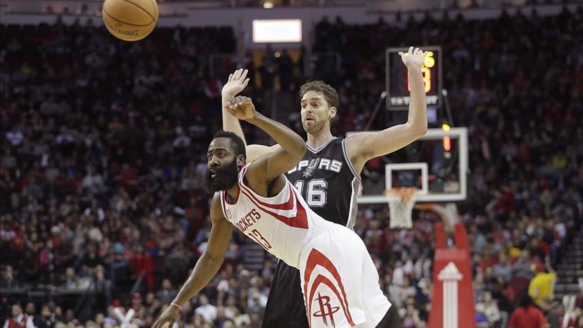 Ni el buen partido de Harden pudo vencer a los Spurs, que siguen ganando fuera de casa.